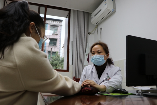 中醫(yī)正在給患者把脈。