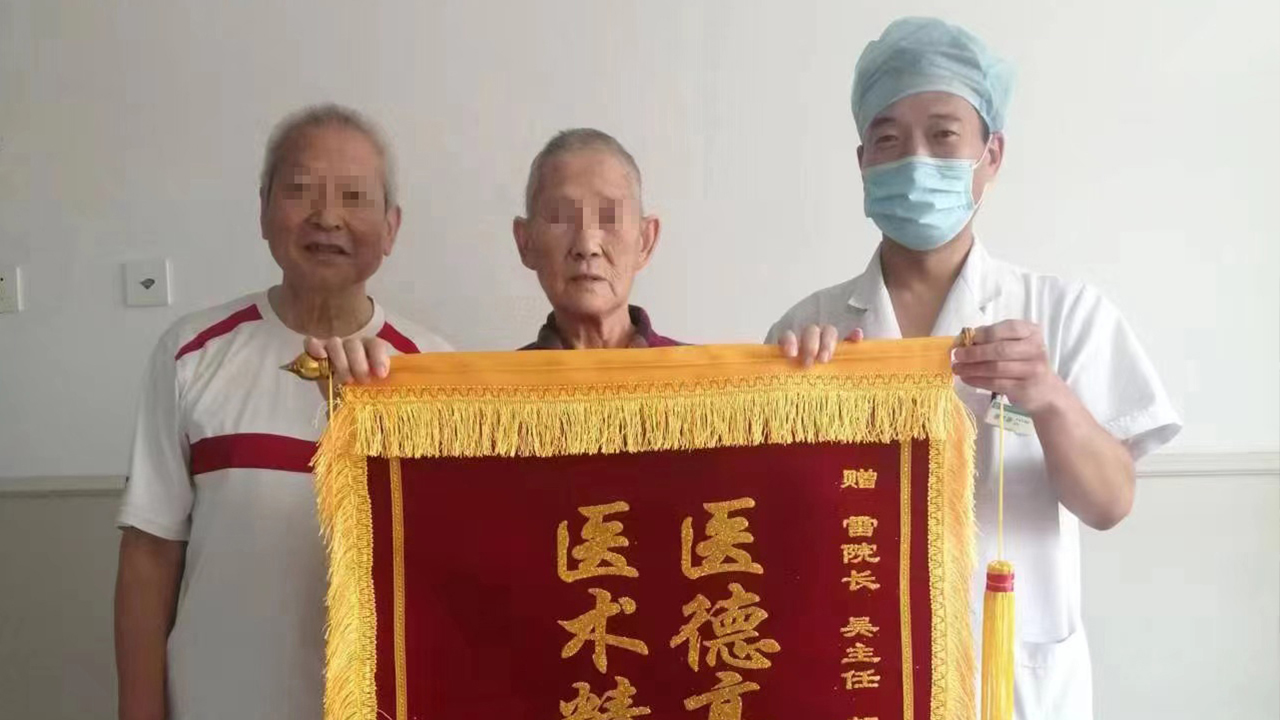錦旗故事 ：醫(yī)德高尚暖人心，錦旗相贈表謝意